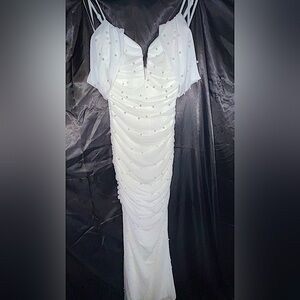 Prom/Wedding dress
White with pearl details 
Size small
Must pay for shipping